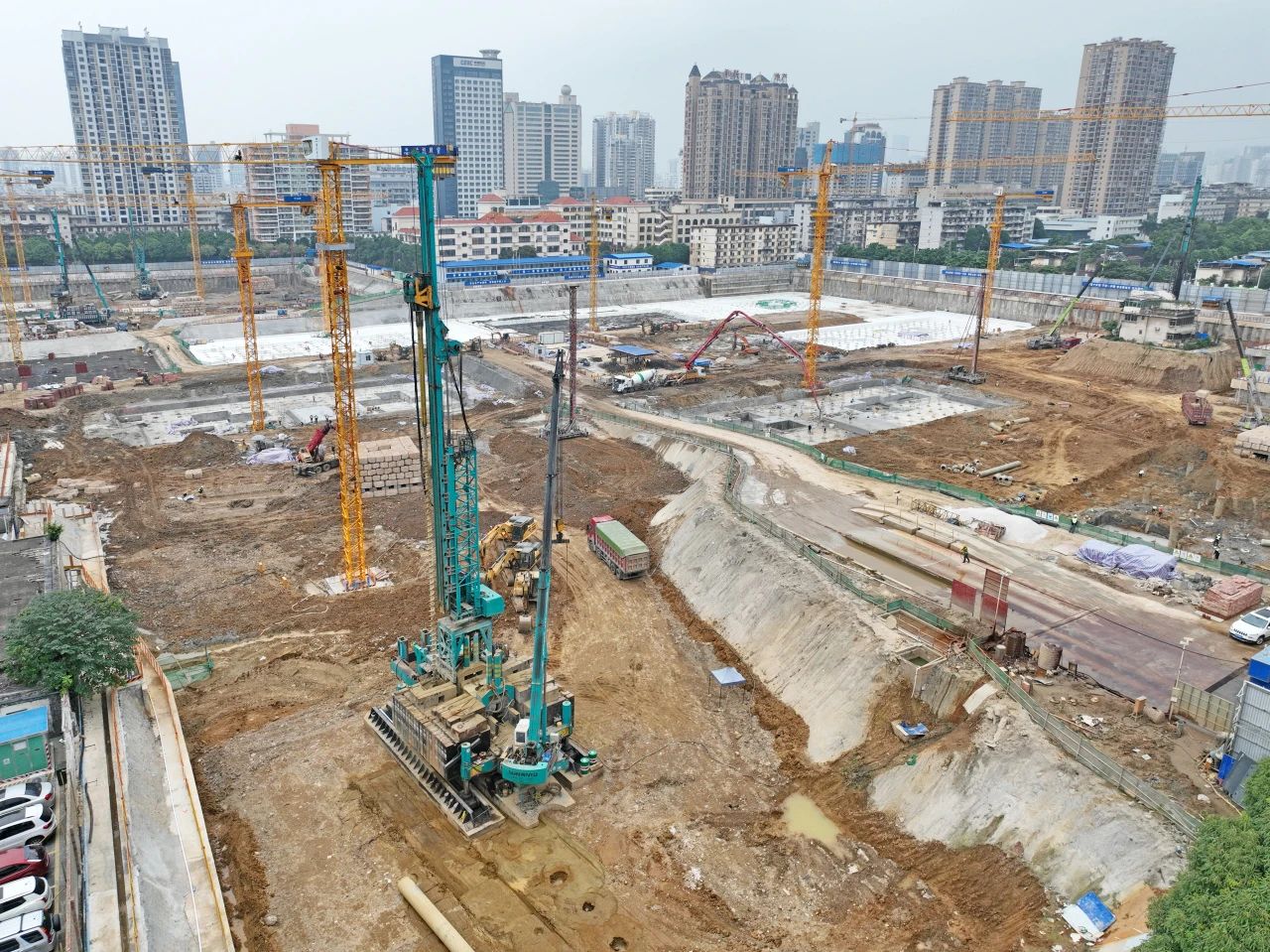 “绿巨人”显神威！恒峰g22智能引孔式静力压桩机助建“绿城”南宁民生项目