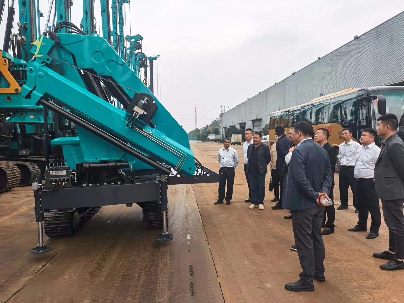 行业严冬现暖阳！现场签购20台旋挖钻机，，，，，恒峰g22智能携手湖南骏牛助力国家电网项目建设