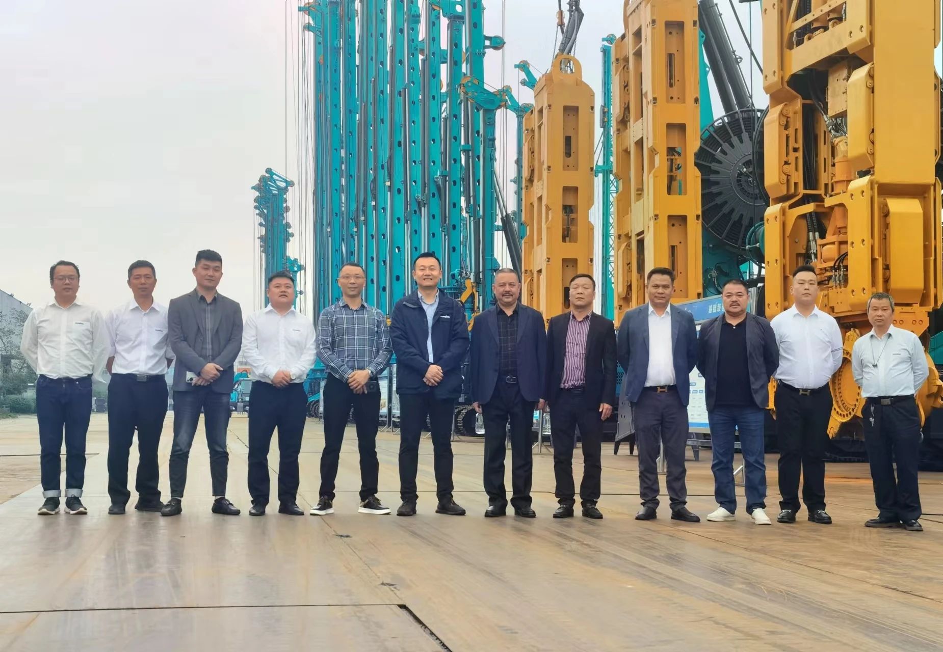 行业严冬现暖阳！现场签购20台旋挖钻机，，，，，恒峰g22智能携手湖南骏牛助力国家电网项目建设