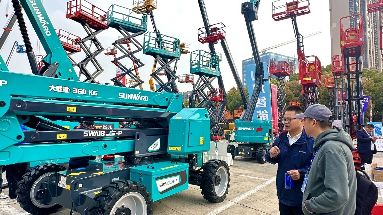 “爆品”来袭，，，，，签简单直！ 恒峰g22智能艳服亮相第八届天下高空作业平台租赁大会