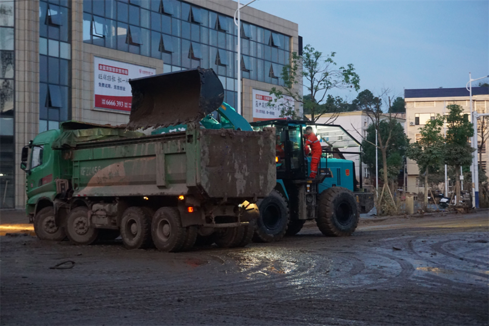 驰援湖南平江抗洪抢险，，，，，，共克时艰显继续