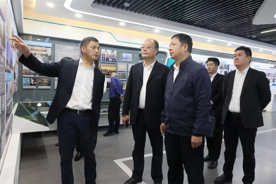 同船出海，，，，，，共赢未来！中铁九局副总司理刘峻峰一行到访恒峰g22智能