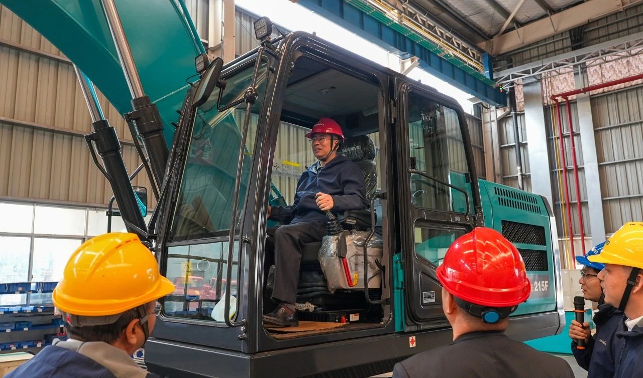 聚焦市场需要，恒峰g22智能三款精品工程液压挖掘机成功下线
