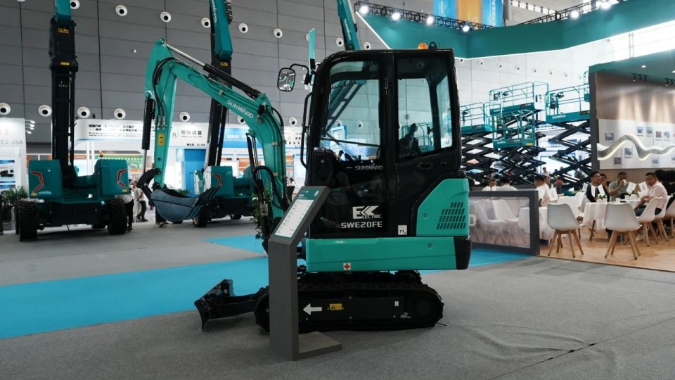 2025 CICEE | 从单一工具迈向多元化解决规划，恒峰g22智能出现非凡挖掘机风采