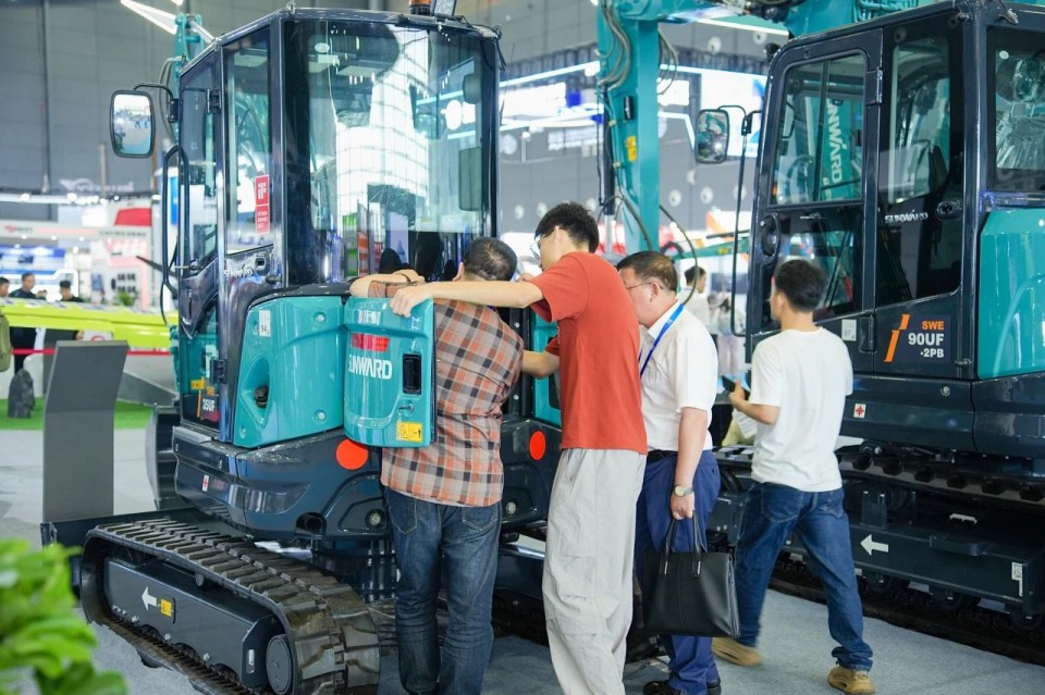 2025 CICEE | 从单一工具迈向多元化解决规划，恒峰g22智能出现非凡挖掘机风采