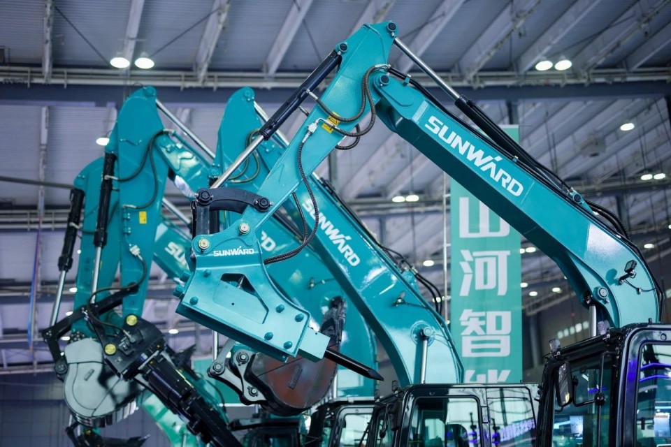 2025 CICEE | 从单一工具迈向多元化解决规划，恒峰g22智能出现非凡挖掘机风采