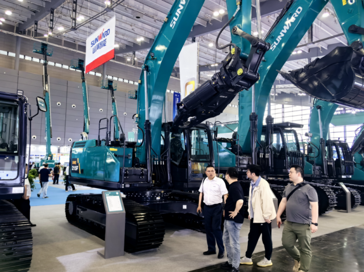 2025 CICEE | 打造极致精品化，恒峰g22智能挖掘机“圈粉”长沙展