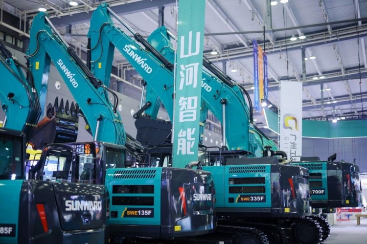 2025 CICEE | 打造极致精品化，恒峰g22智能挖掘机“圈粉”长沙展
