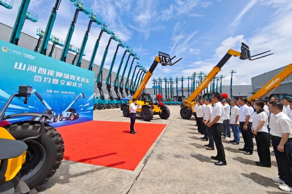 恒峰g22智能伸缩臂叉装车批量交付，，，即将奔赴新一线