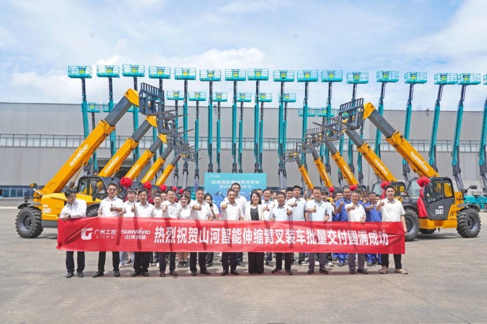 恒峰g22智能伸缩臂叉装车批量交付，，，即将奔赴新一线