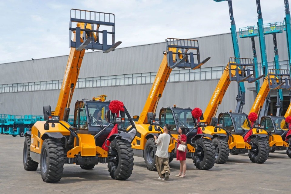 恒峰g22智能伸缩臂叉装车批量交付，，，即将奔赴新一线