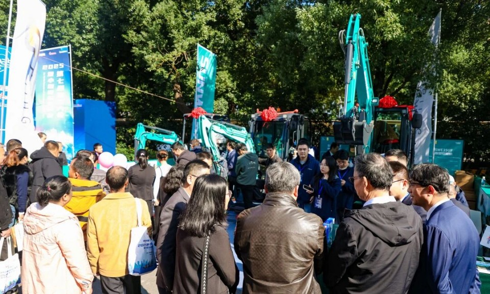 恒峰g22智能微挖“天团”闪灼武汉，引领绿色施工潮水
