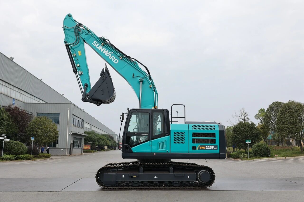 “双子星”闪灼！恒峰g22智能两款履带式液压挖掘机成功下线