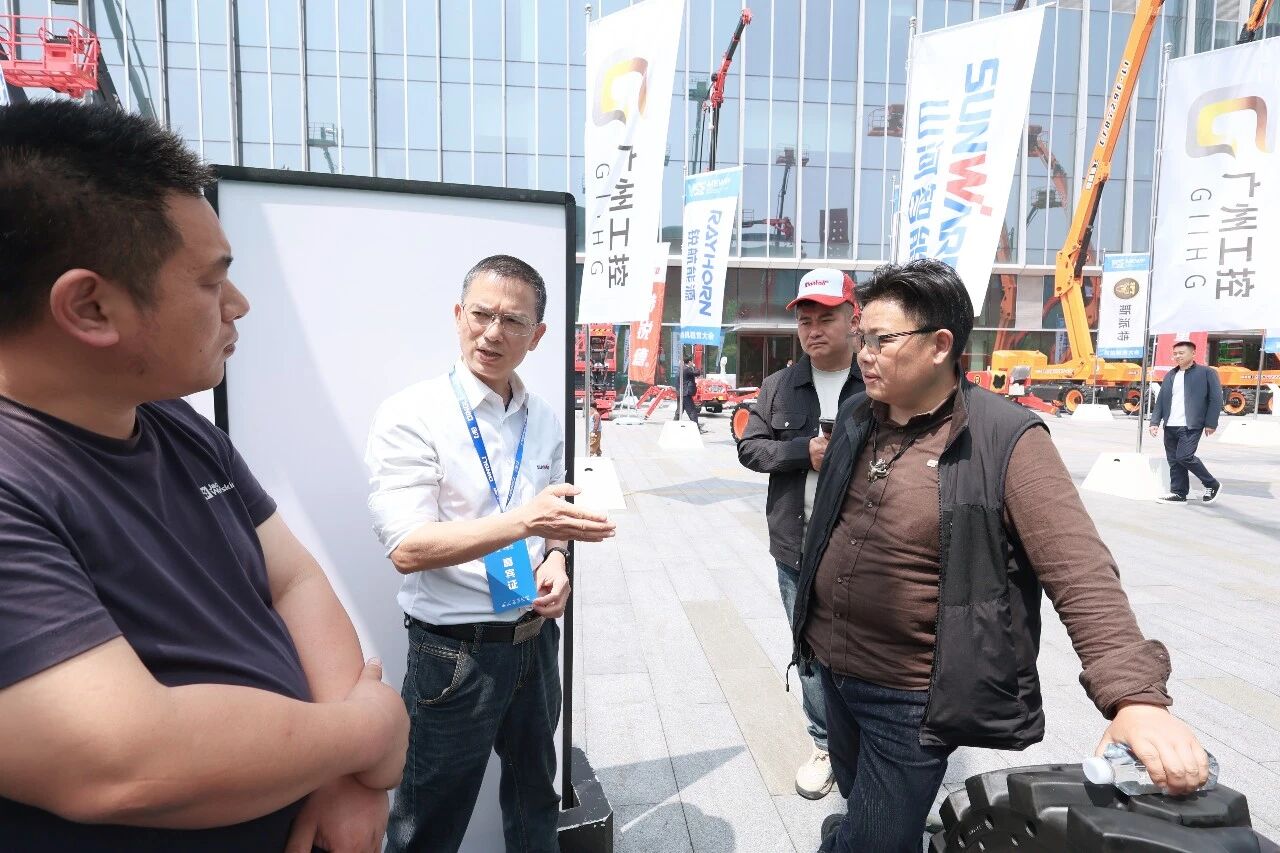 恒峰g22智能亮相第十届全国高空作业平台租赁大会